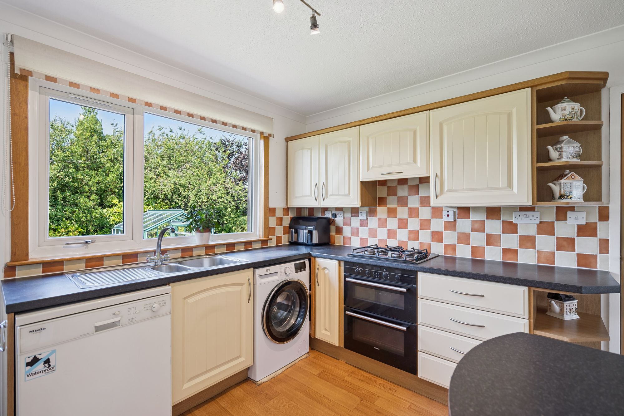 2 bed detached bungalow for sale in Beech Court, Doune, FK16  - Property Image 3