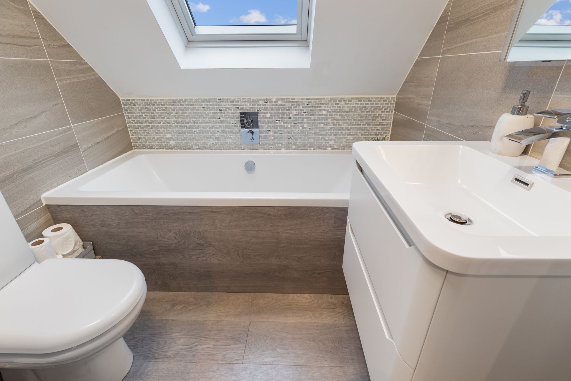 4 bed mid-terraced house for sale in Camp Place, Callander, FK17 19