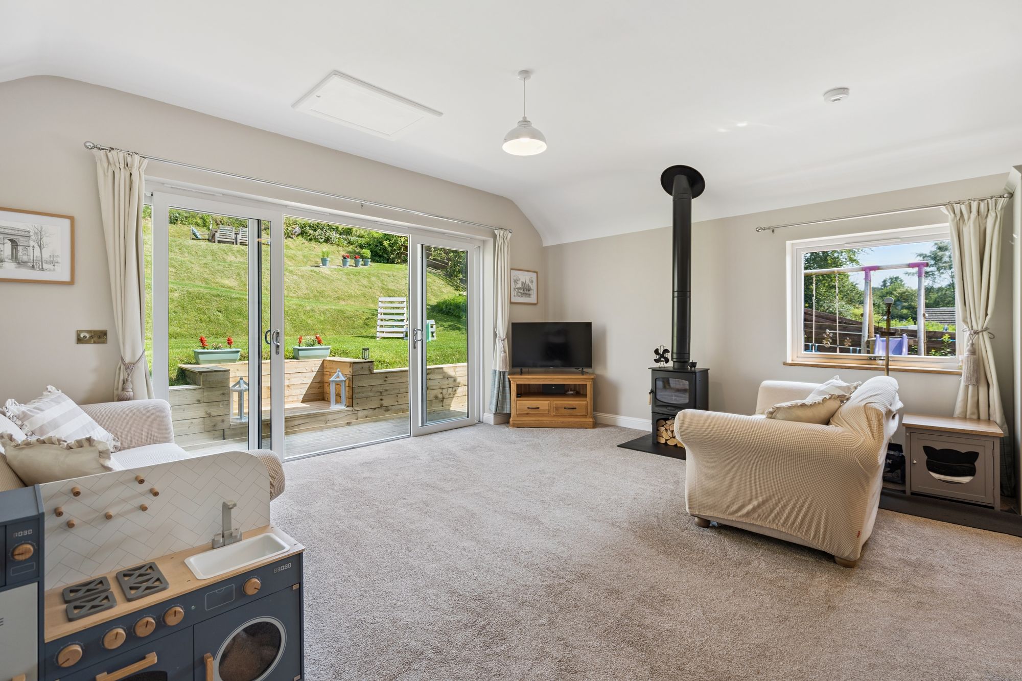 4 bed semi-detached bungalow for sale in Allanbank Road, Kinbuck, FK15 - Property Image 2