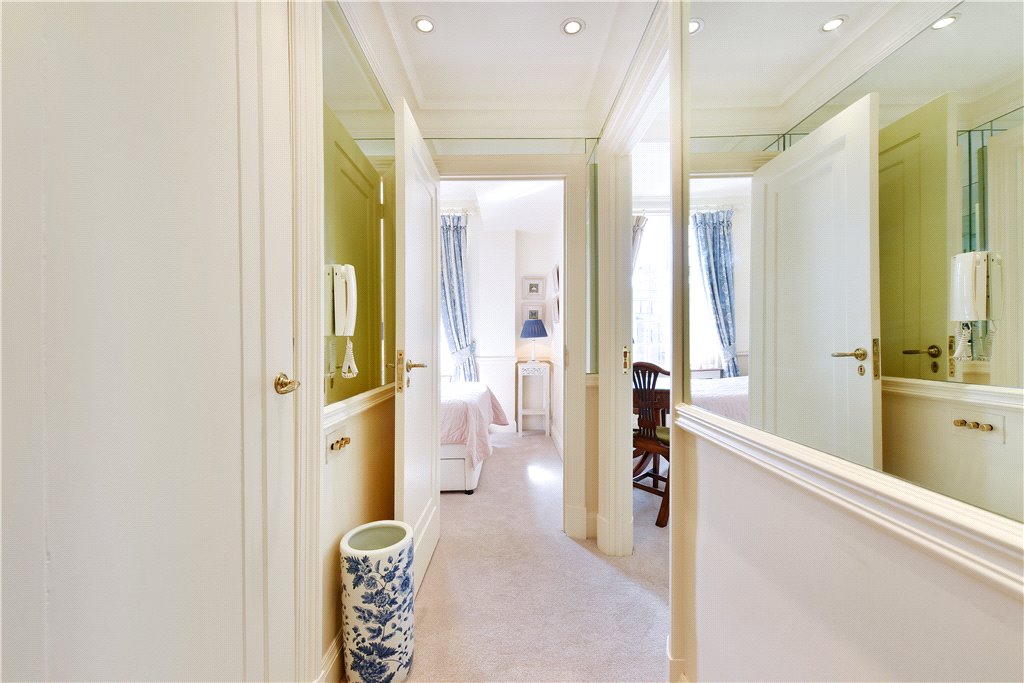 1 bed apartment to rent in Hallam Street, London, W1W 4