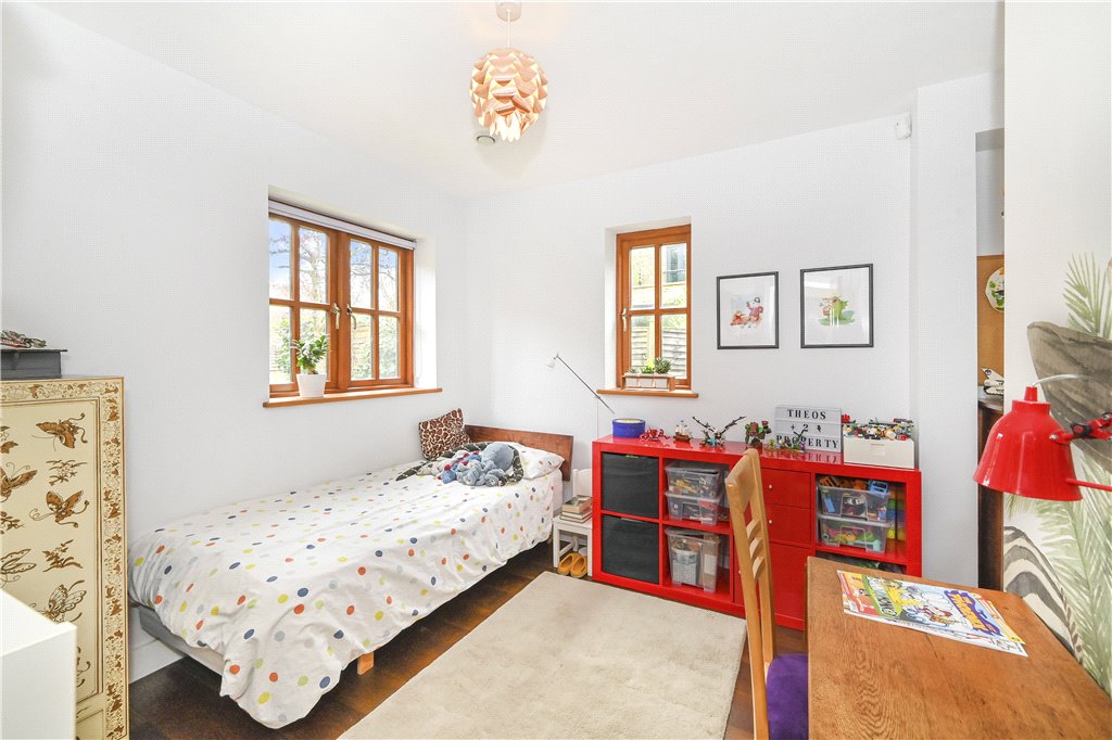 5 bed detached house for sale in Gloucester Drive, London, N4 10