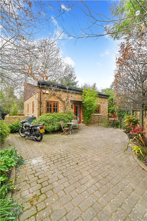 5 bed detached house for sale in Gloucester Drive, London, N4 37