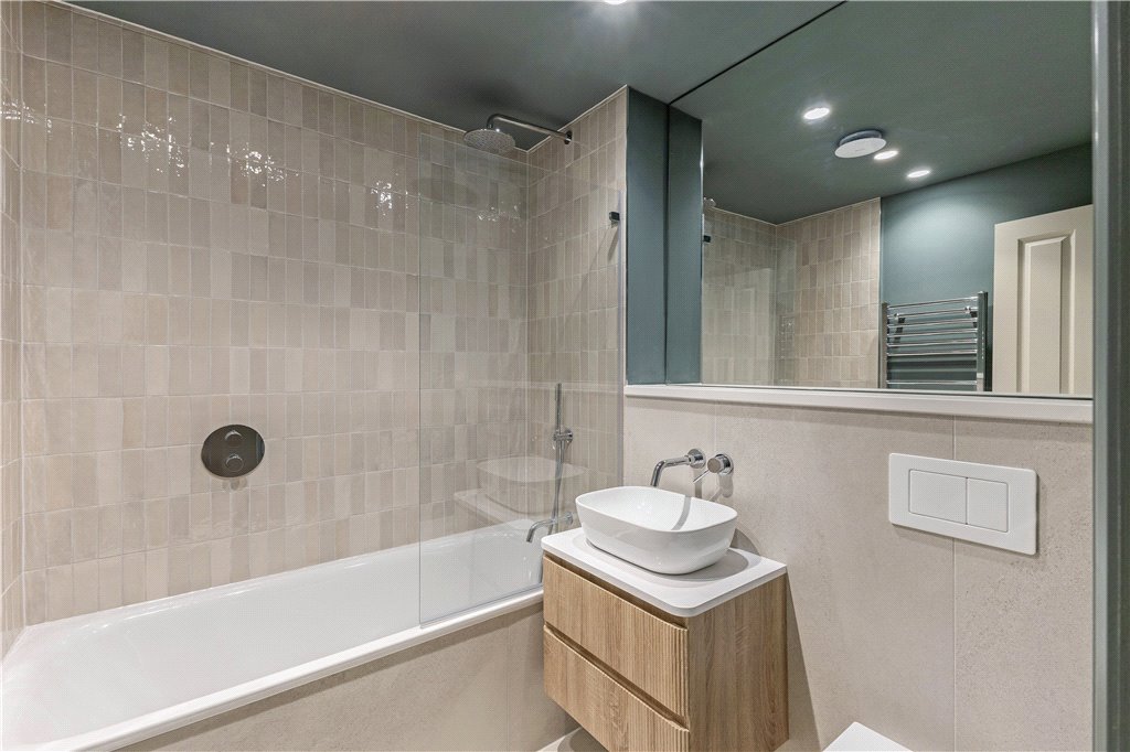 2 bed apartment for sale in Rostrevor Road, London, SW6 19