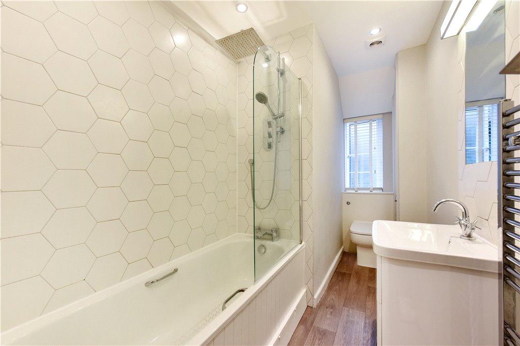 2 bed apartment for sale in Balham High Road, London, SW17 5