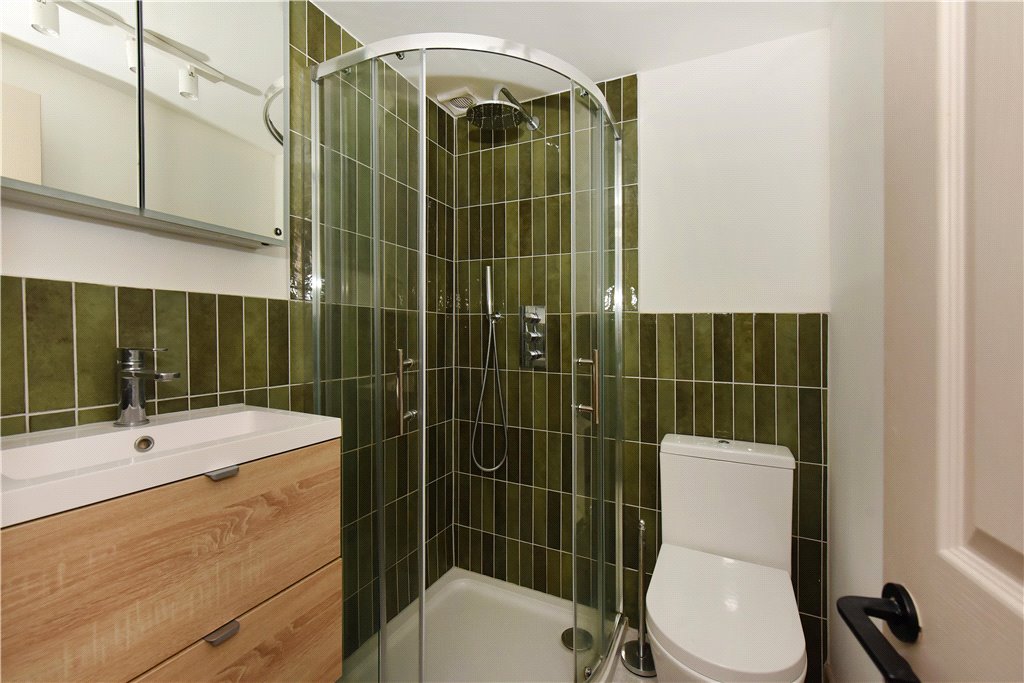 3 bed ground floor flat for sale in Balham High Road, London, SW17 7