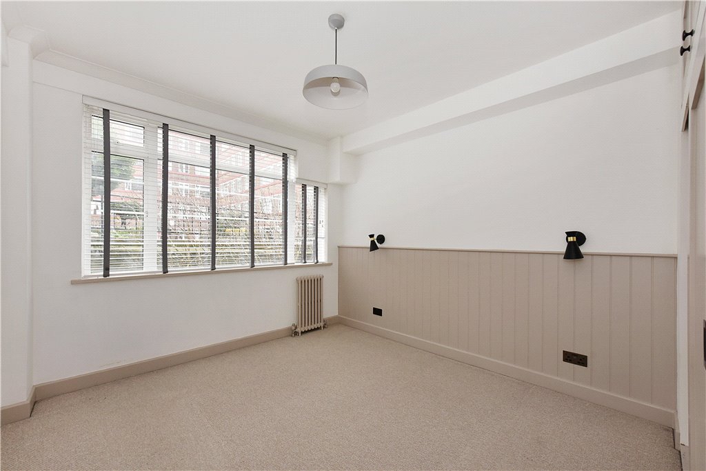 3 bed ground floor flat for sale in Balham High Road, London, SW17 6