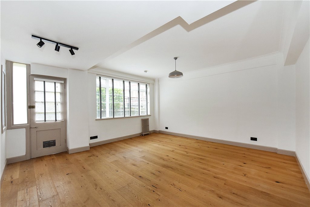 3 bed ground floor flat for sale in Balham High Road, London, SW17 2