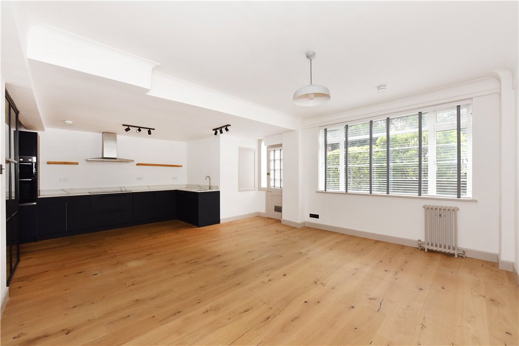 3 bed ground floor flat for sale in Balham High Road, London, SW17 8