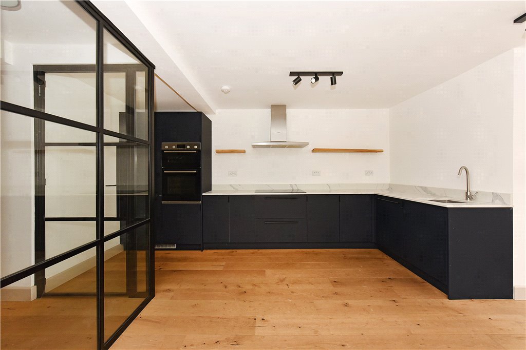 3 bed ground floor flat for sale in Balham High Road, London, SW17 1