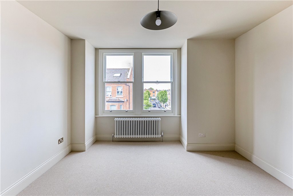 3 bed ground floor flat for sale in Rostrevor Road, London, SW6 4