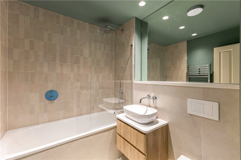 3 bed ground floor flat for sale in Rostrevor Road, London, SW6 10
