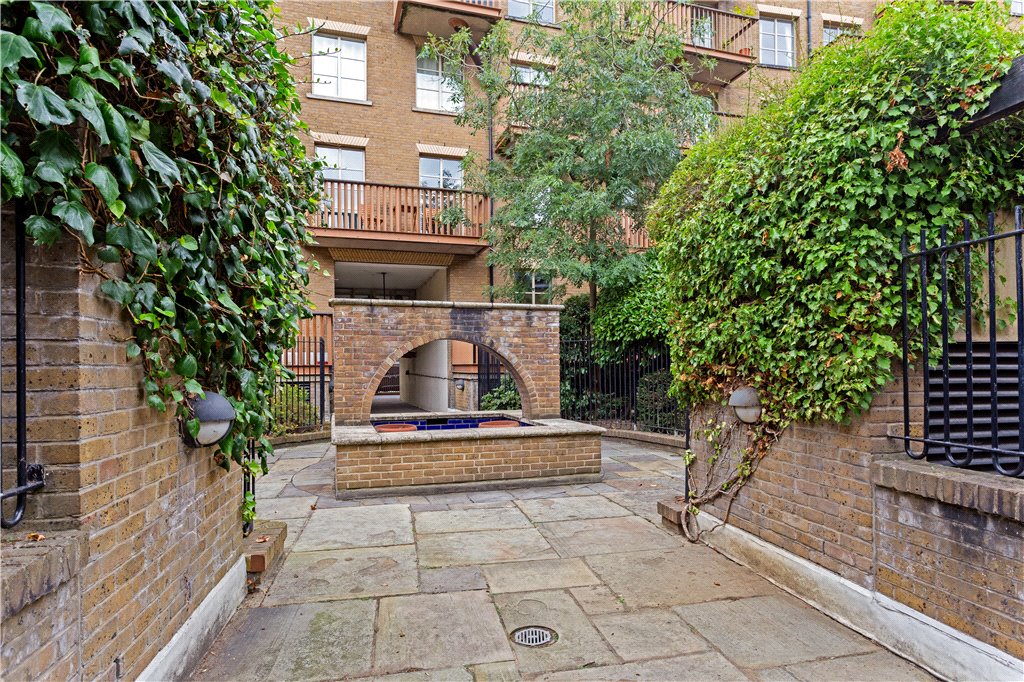 1 bed apartment for sale in Queen Elizabeth Street, London, SE1 15