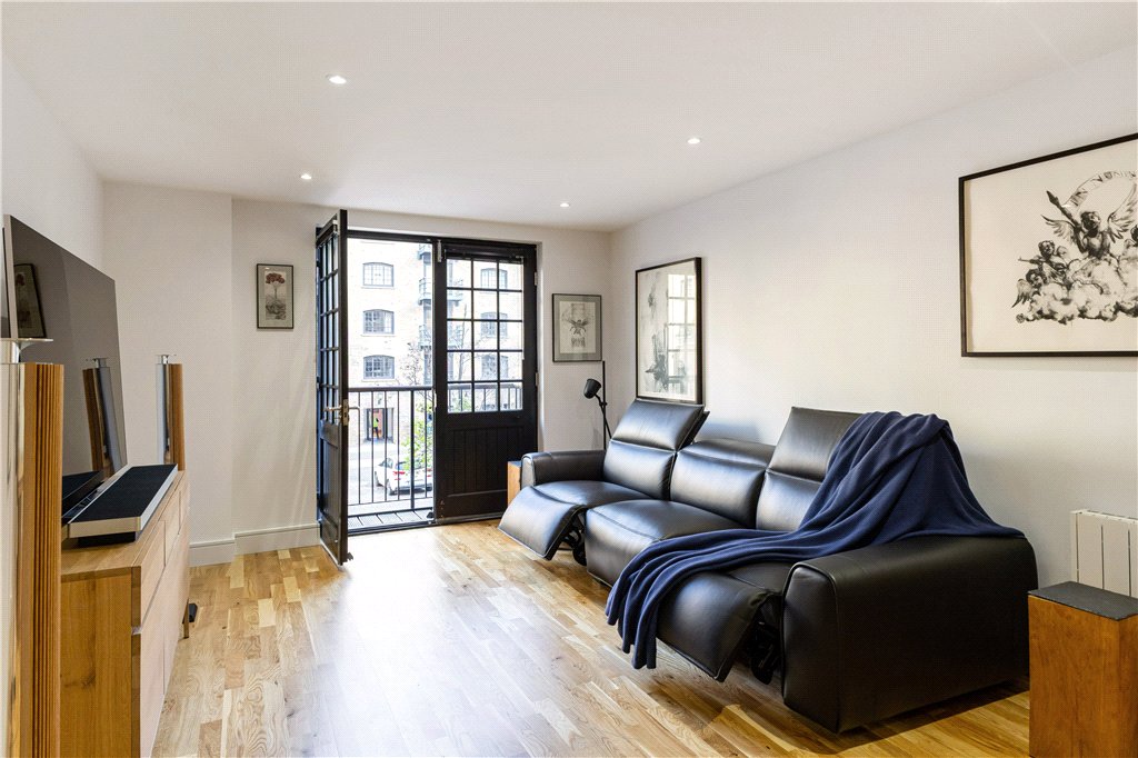 2 bed apartment for sale in Cayenne Court, London, SE1 1
