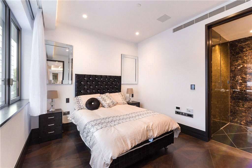 1 bed apartment for sale in Blenheim House, Crown Square, London, SE1 4