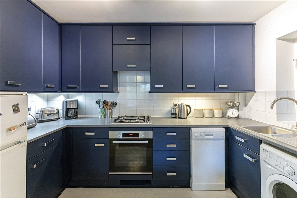 2 bed apartment for sale in Millennium Square, London, SE1 6