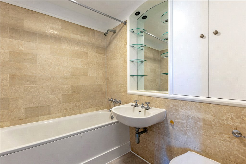 Apartment for sale in Queen Elizabeth Street, London, SE1 10