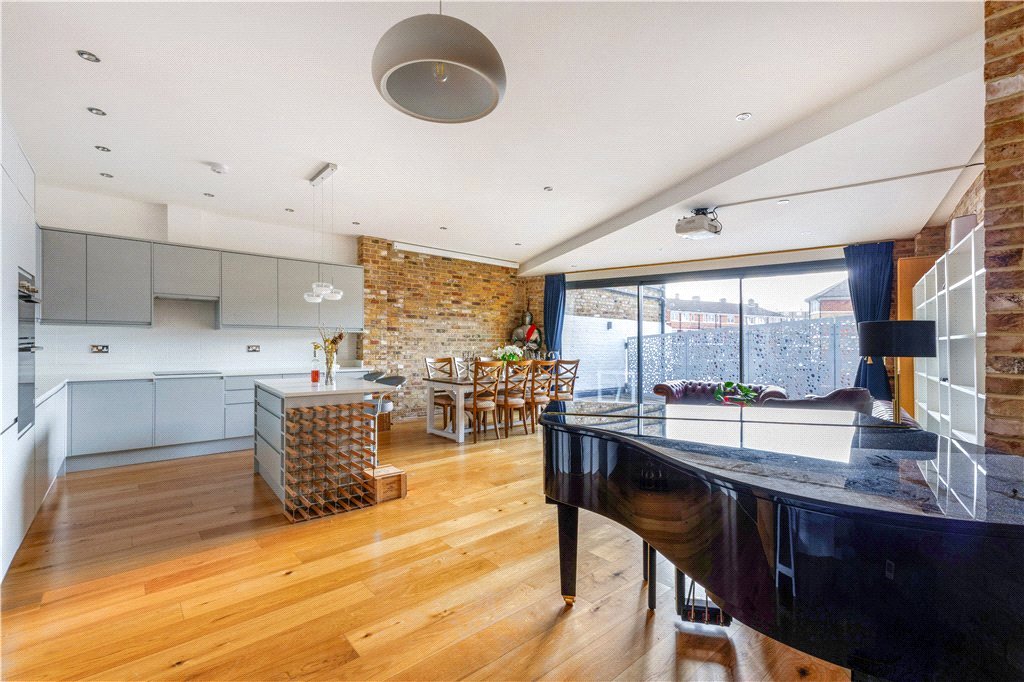 2 bed apartment for sale in Tanner Street, London, SE1 1