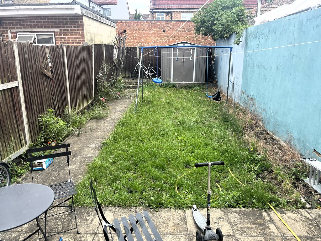 4 bed terraced house to rent in Northcote Avenue, Southall 1