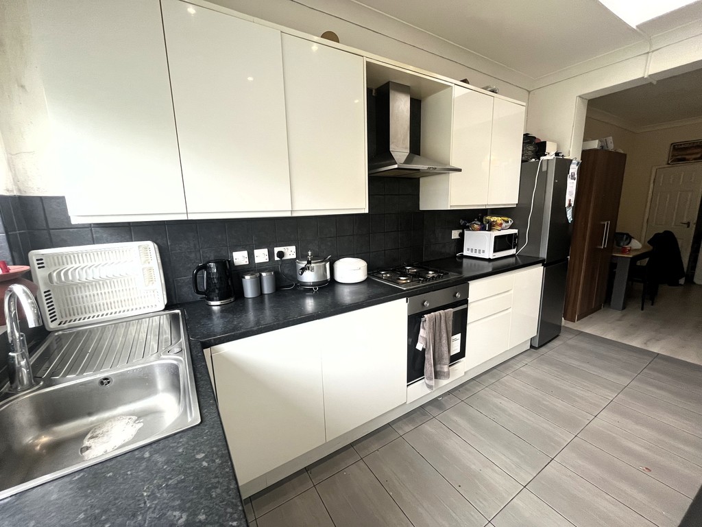 4 bed terraced house to rent in Northcote Avenue, Southall 2