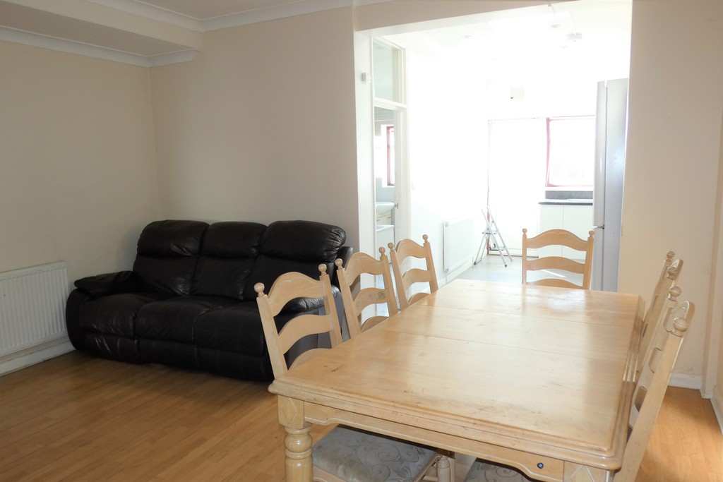 4 bed terraced house to rent in Northcote Avenue, Southall 8