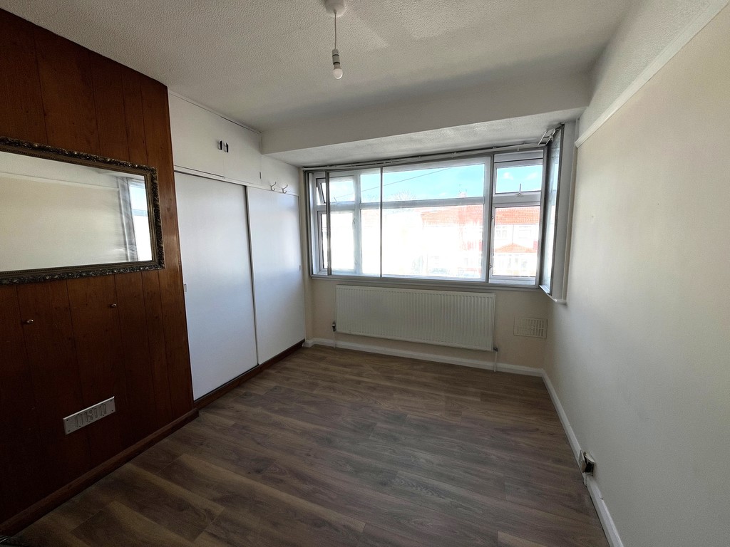 3 bed semi-detached house to rent in Wentworth Road, Middlesex 7