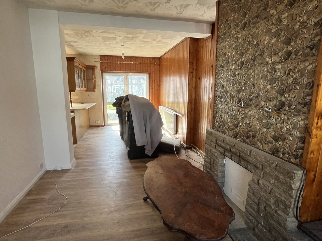 3 bed semi-detached house to rent in Wentworth Road, Middlesex 1