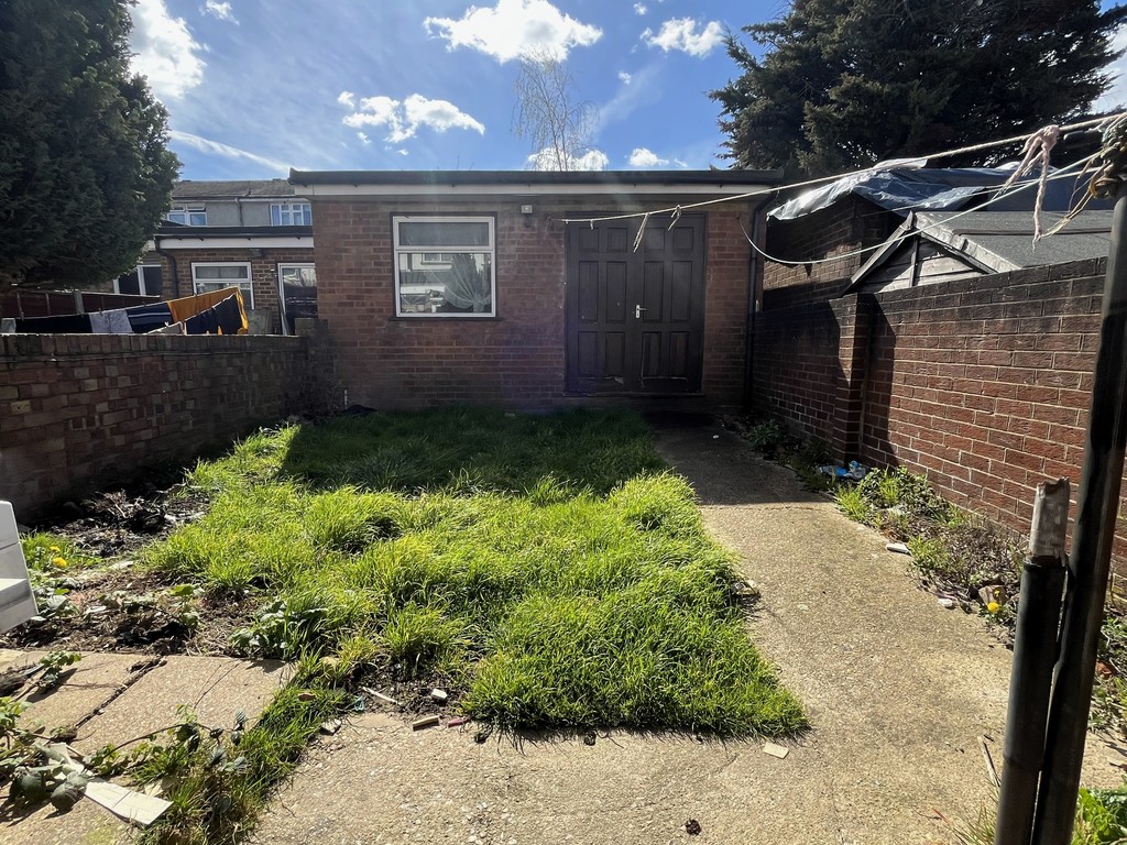 3 bed semi-detached house to rent in Wentworth Road, Middlesex 11