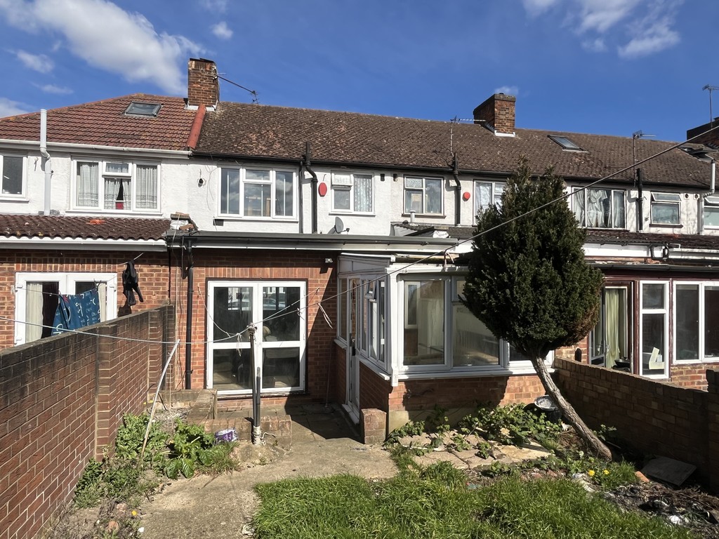 3 bed semi-detached house to rent in Wentworth Road, Middlesex - Property Image 1