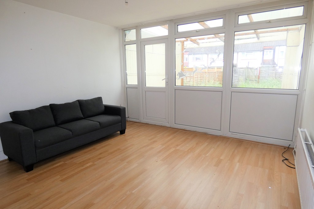 2 bed terraced house to rent in Patricia Close, Berkshire  - Property Image 3