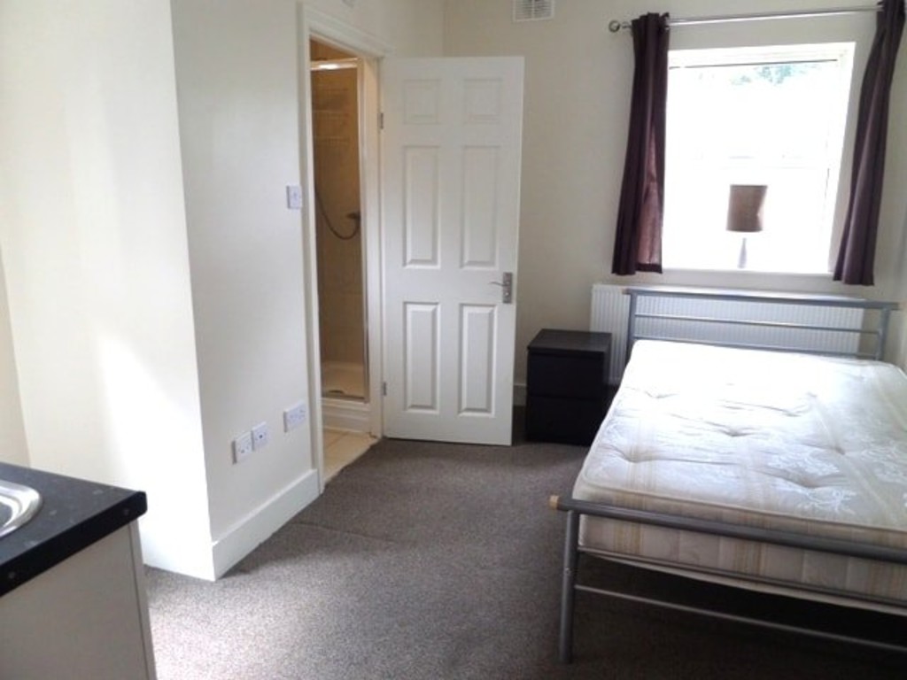 House share to rent in Bellclose Road, Middlesex - Property Image 1