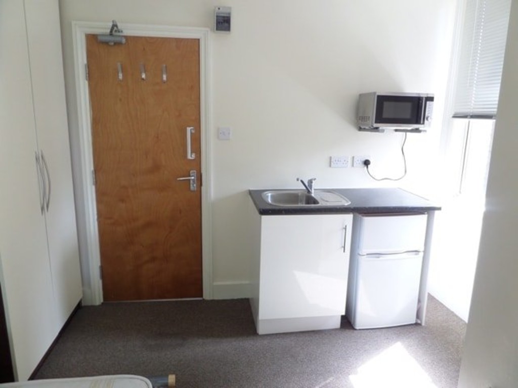 House share to rent in Bellclose Road, Middlesex  - Property Image 4