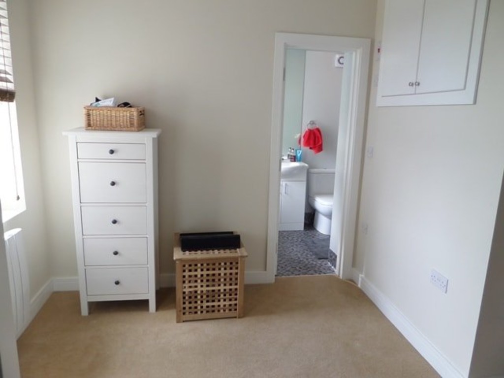 1 bed ground floor flat to rent in Bath Road, Middlesex 3