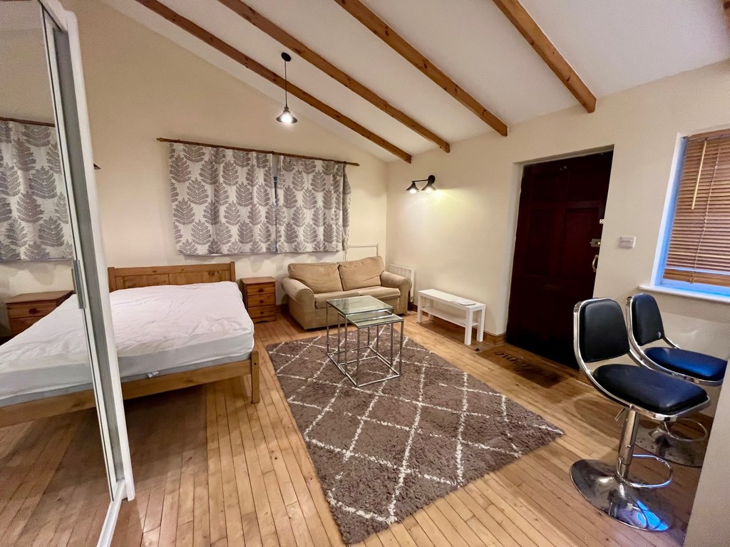 Apartment to rent in Thornbury Road, Isleworth  - Property Image 3