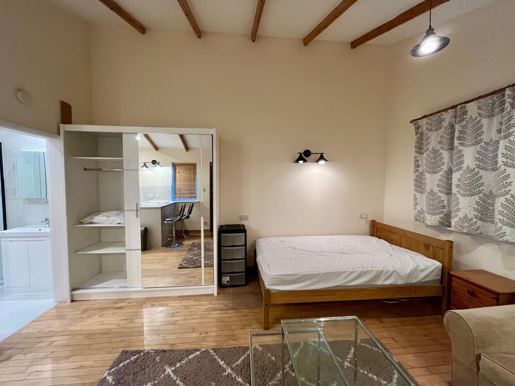 Apartment to rent in Thornbury Road, Isleworth  - Property Image 1