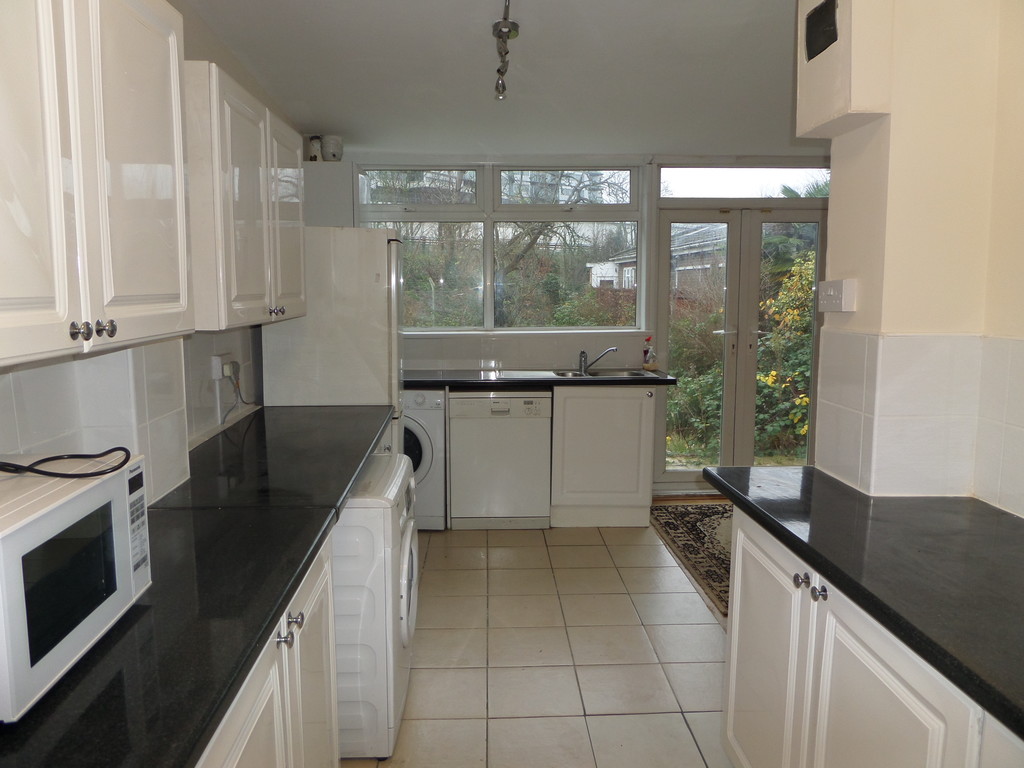 3 bed semi-detached house to rent in Ellington Road, Hounslow 1