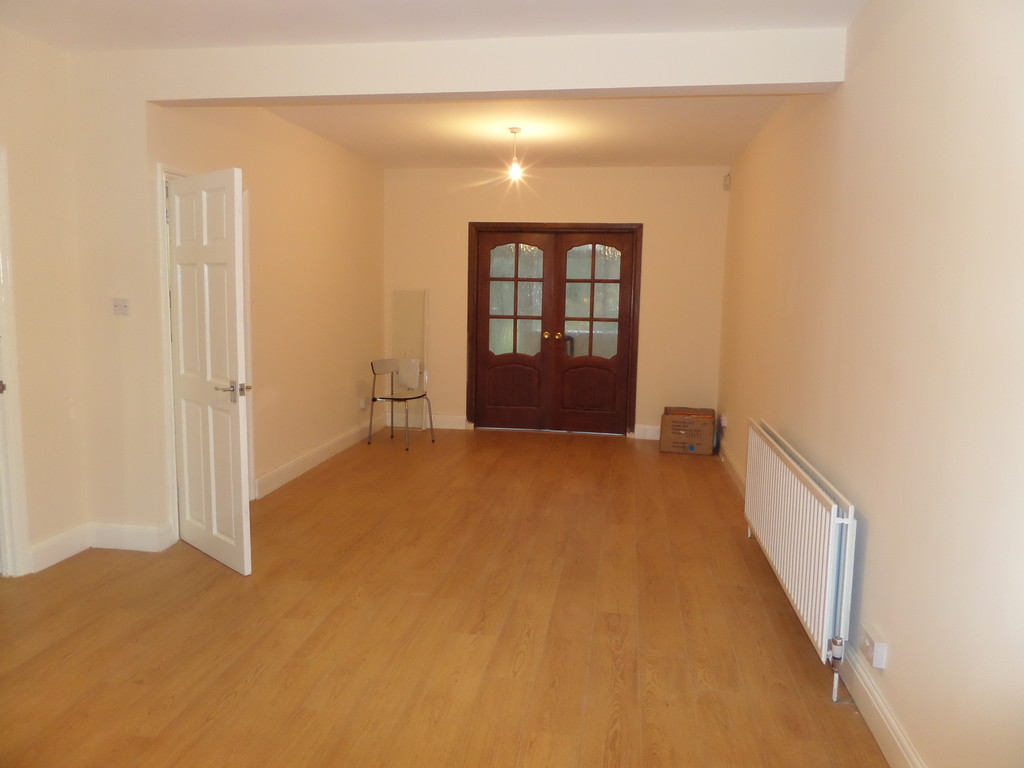 3 bed semi-detached house to rent in Ellington Road, Hounslow 3