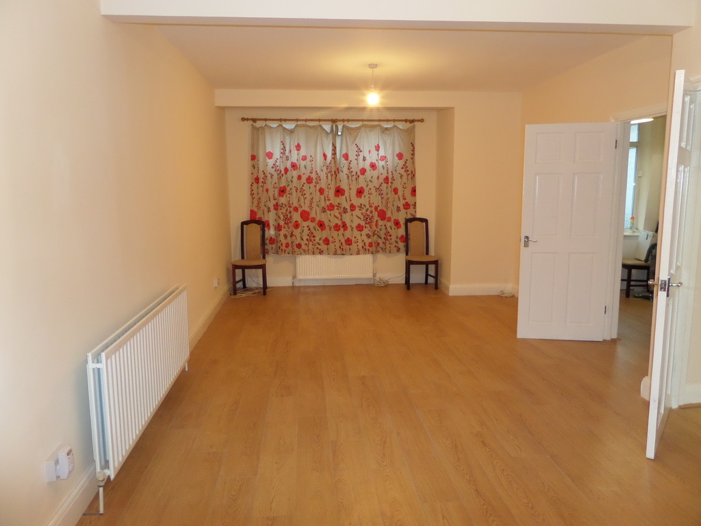 3 bed semi-detached house to rent in Ellington Road, Hounslow 2