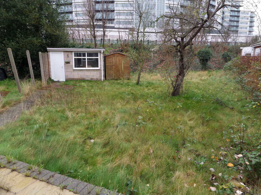 3 bed semi-detached house to rent in Ellington Road, Hounslow 4