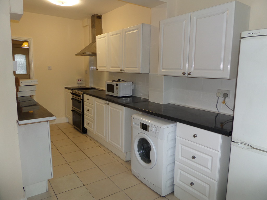 3 bed semi-detached house to rent in Ellington Road, Hounslow 6