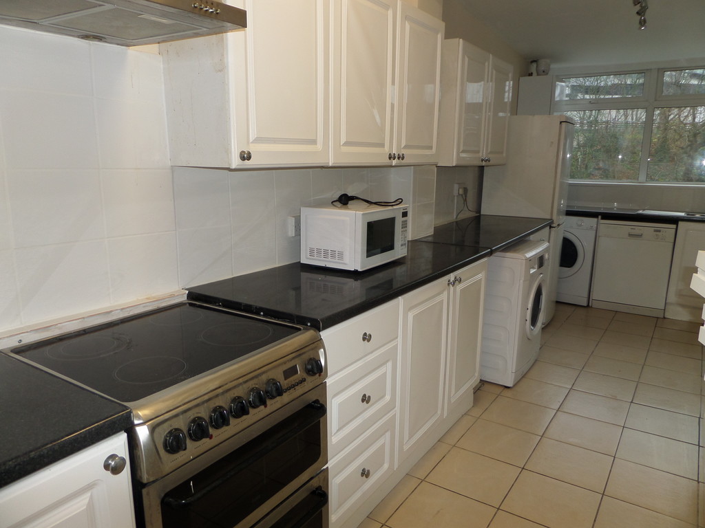 3 bed semi-detached house to rent in Ellington Road, Hounslow 5