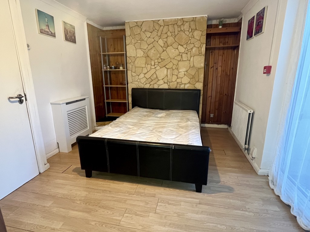 House share to rent in Wellington Road, Feltham 5