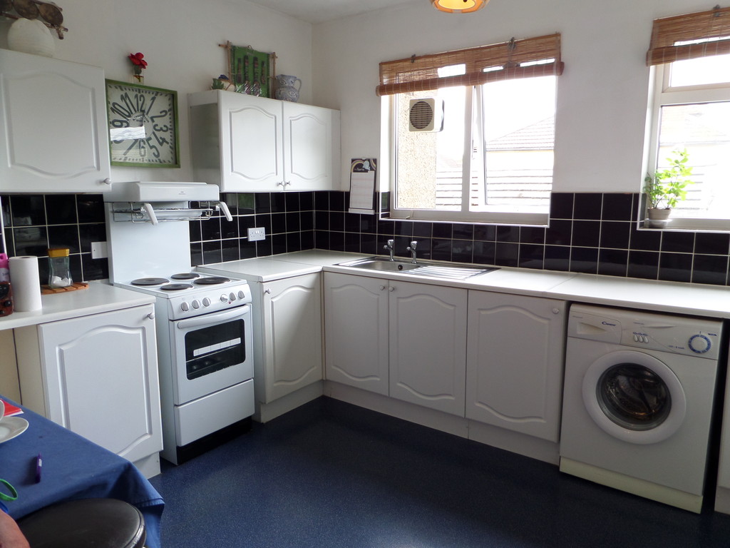 2 bed flat for sale in Staines Road, Feltham  - Property Image 5