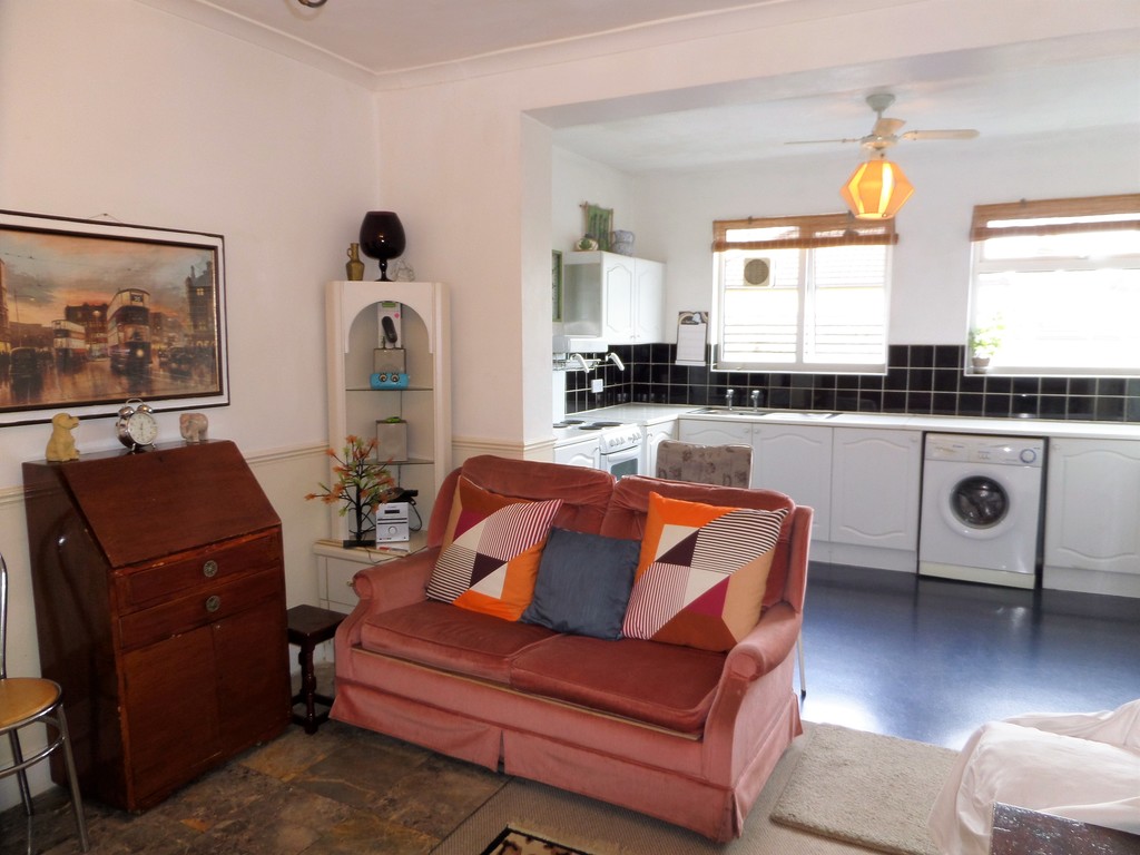 2 bed flat for sale in Staines Road, Feltham  - Property Image 8