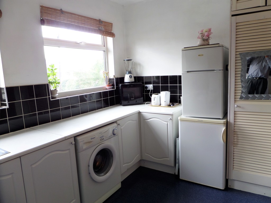 2 bed flat for sale in Staines Road, Feltham 6