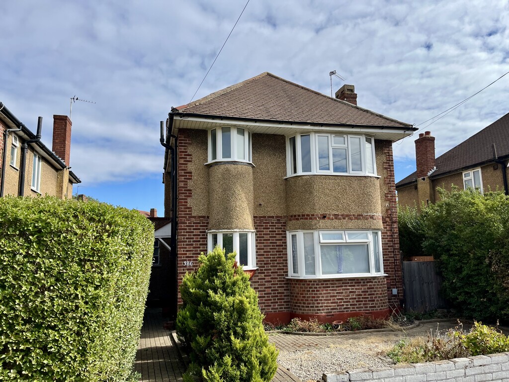 2 bed apartment to rent in Bedfont Lane, Feltham 1