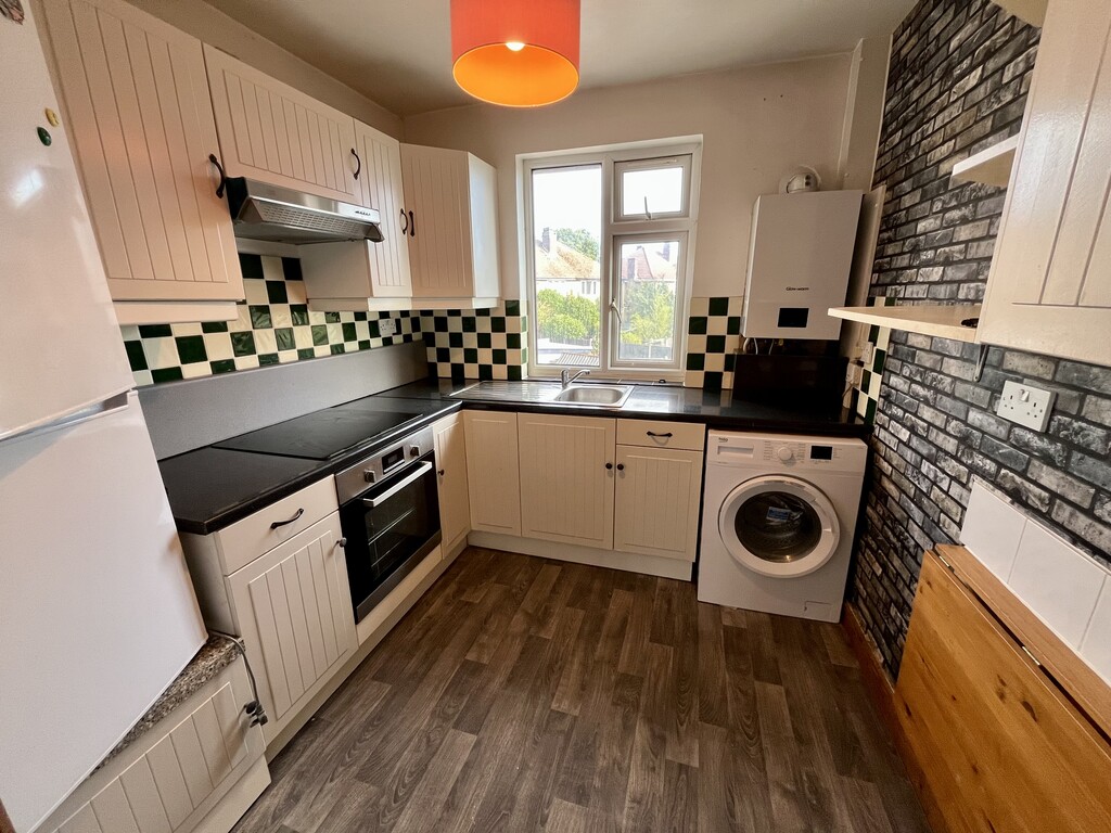 2 bed apartment to rent in Bedfont Lane, Feltham 2