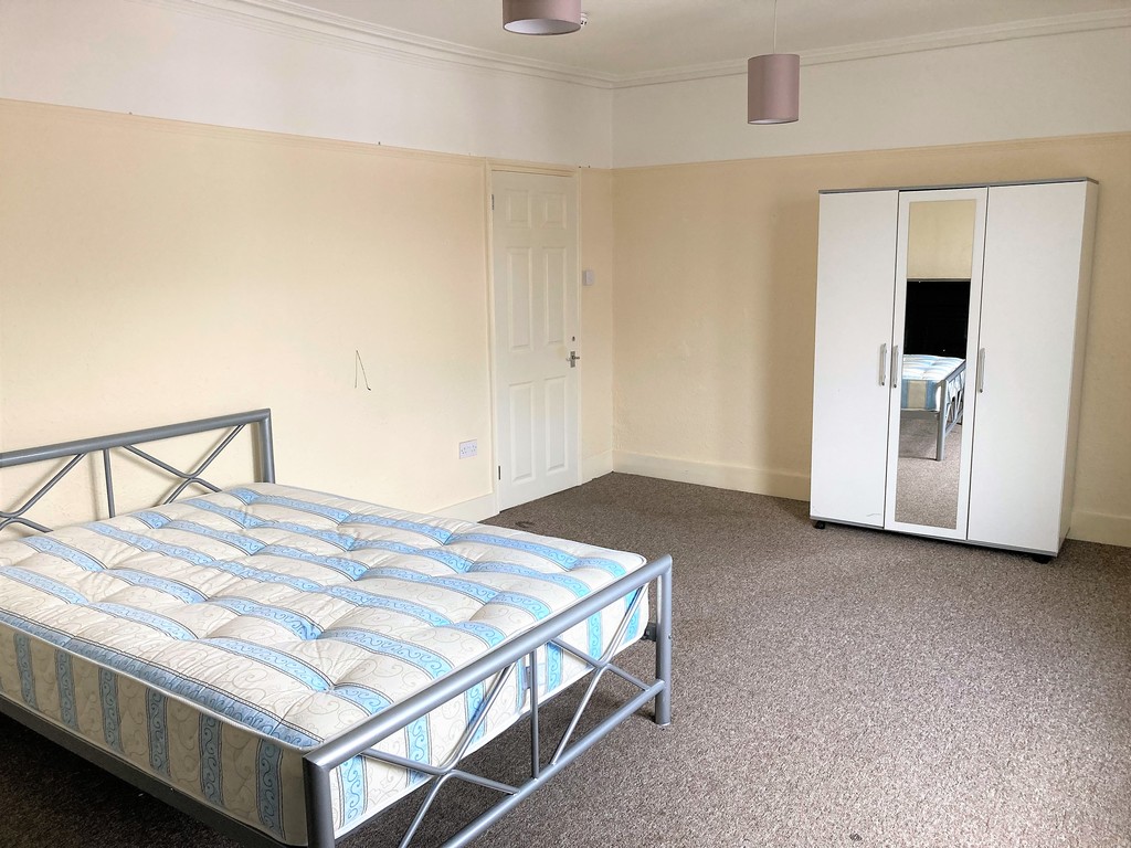 3 bed flat to rent in Ewell Road, Surbiton 10