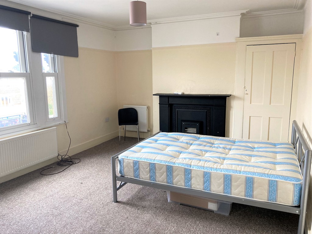 3 bed flat to rent in Ewell Road, Surbiton  - Property Image 2