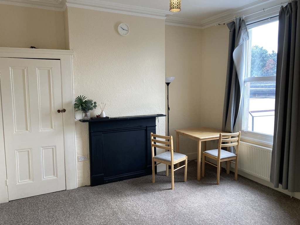3 bed flat to rent in Ewell Road, Surbiton 2