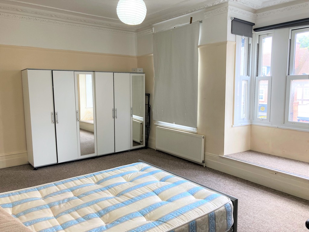 3 bed flat to rent in Ewell Road, Surbiton